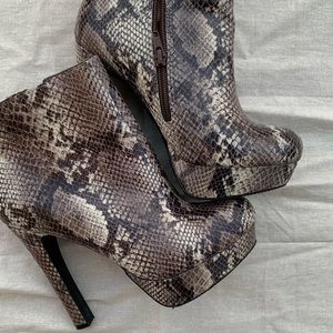 SNAKE PRINT FASHION BOOTS
